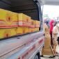 Distributor minyak goreng Bumi Waras menambah kembali pasokan minyak goreng Tawon sebanyak 500 liter di Pasar Murah Pemkot Bandarlampung, Senin (14/2). Foto: Netizenku.com
