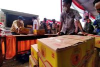 PT Bumi Waras menjual minyak goreng kemasan premium seharga Rp14.000 per Kg di Pasar Murah Kecamatan Bumi Waras, Senin (14/2). Foto: Netizenku.com