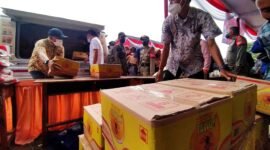 PT Bumi Waras menjual minyak goreng kemasan premium seharga Rp14.000 per Kg di Pasar Murah Kecamatan Bumi Waras, Senin (14/2). Foto: Netizenku.com