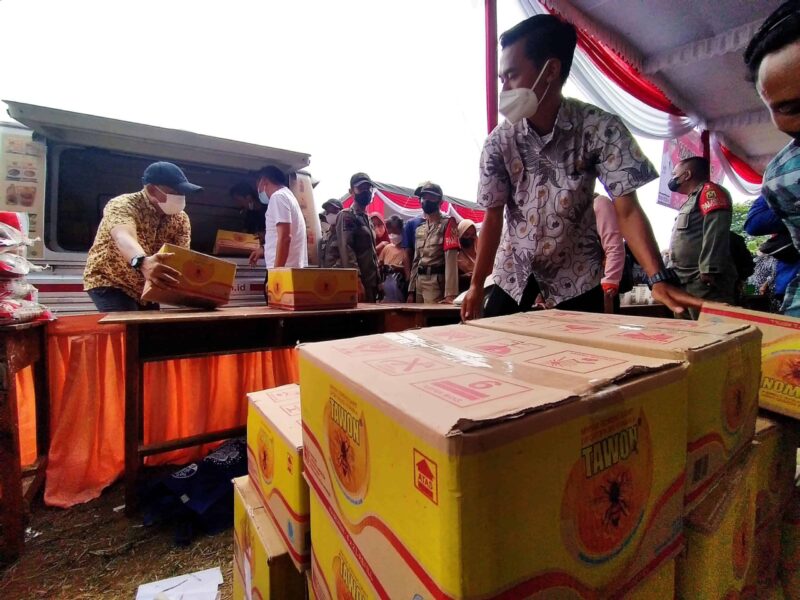 PT Bumi Waras menjual minyak goreng kemasan premium seharga Rp14.000 per Kg di Pasar Murah Kecamatan Bumi Waras, Senin (14/2). Foto: Netizenku.com