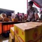 PT Bumi Waras menjual minyak goreng kemasan premium seharga Rp14.000 per Kg di Pasar Murah Kecamatan Bumi Waras, Senin (14/2). Foto: Netizenku.com