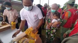 Warga Kelurahan Labuhan Dalam, Tanjungsenang, antri untuk mendapatkan minyak goreng di Pasar Murah Pemkot Bandarlampung, Selasa (15/2). Foto: Netizenku.com 