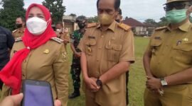 Kepala Satgas Percepatan Penanganan Covid-19 Kota Bandarlampung, Eva Dwiana, di Lapangan ATP Labuhan Dalam, Tanjungsenang, Selasa (15/2). Foto: Netizenku.com 