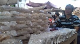 Salah satu pedagang tahu dan tempe, Pipin (42), di Pasar Tugu, Tanjungkarang Timur, Bandarlampung, Rabu (16/2). Foto: Netizenku.com