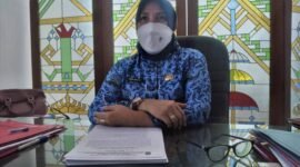 Kepala BKD Kota Bandarlampung, Herliwaty, di ruang kerjanya, Kamis (17/2). Foto: Netizenku.com