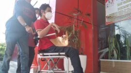 Salah satu penyandang difabel, Rafael Suherman, pelajar BPK Penabur usai melakukan perekaman e-KTP di Dinas Dukcapil Bandarlampung, Sabtu (19/2). Foto: Netizenku.com