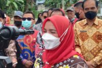 Wali Kota Bandarlampung Eva Dwiana usai menabur benih ikan di Embung KORPRI Sukarame, Kamis (10/2). Foto: Netizenku.com