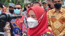 Wali Kota Bandarlampung Eva Dwiana usai menabur benih ikan di Embung KORPRI Sukarame, Kamis (10/2). Foto: Netizenku.com