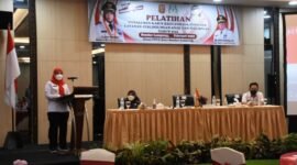 Wali Kota Bandarlampung Eva Dwiana (kiri) membuka acara yang digelar Dinas PPA setempat di Hotel Emersia, Rabu (9/2). Foto: Dok. Humas