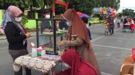 Salah satu pelaku UMKM binaan Dinas Koperasi Bandarlampung, Fitri (43), tetap berjualan pempek di wisata kuliner Taman UMKM Bung Karno, Sabtu (5/2). Foto: Netizenku.com