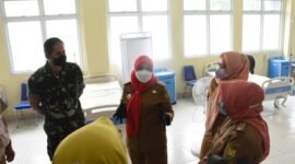 Wali Kota Bandarlampung Eva Dwiana dan Dandim 0410/KBL, Kolonel (Inf) Faisol Izuddin Karimi, meninjau kesiapan rumah sakit rujukan Covid-19 di kota setempat, Selasa (8/2). Foto: Dok. Humas