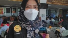 Plt Kepala Disdukcapil Bandarlampung, Febriana, di Gedung PTSP Pemkot Bandarlampung, Sabtu (19/2). Foto: Netizenku.com