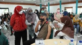 Wali Kota Bandarlampung Eva Dwiana menyaksikan vaksinasi booster kepada salah satu sivitas akademika Unila, Eddy Rifai, di GSG Unila, Minggu (20/2). Foto: Ist