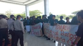 Mahasiswa UIN RIL yang tergabung dalam Forma-PDK menggelar aksi di Perpustakaan Pusat kampus setempat, Senin (21/2). Foto: Dok. Forma-PDK