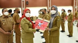 Wali Kota Bandarlampung Eva Dwiana didampingi Wakil Wali Kota Bandarlampung Deddy Amarullah menyampaikan SPPT PBB-P2 kepada Camat Kedaton, Febriana, di Aula Semergou, Selasa (22/2). Foto: Dok. Humas Pemkot