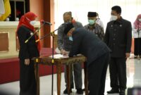 Wali Kota Bandarlampung Eva Dwiana melantik Direktur Utama BPR Syariah, Umar, di Aula Semergou Pemkot Bandarlampung, Rabu (23/2). Foto: Dok. Humas