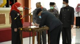 Wali Kota Bandarlampung Eva Dwiana melantik Direktur Utama BPR Syariah, Umar, di Aula Semergou Pemkot Bandarlampung, Rabu (23/2). Foto: Dok. Humas