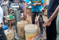 Pedagang eceran di Pasar Tugu, Tanjungkarang Timur, Bandarlampung menerima minyak goreng curah dari PT PPI, Jumat (25/2). Foto: Netizenku.com