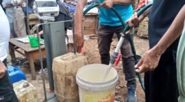 Pedagang eceran di Pasar Tugu, Tanjungkarang Timur, Bandarlampung menerima minyak goreng curah dari PT PPI, Jumat (25/2). Foto: Netizenku.com