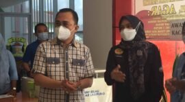 Sekretaris Ditjen Dukcapil, Hani Syopiar Rustam, didampingi Plt Kepala Disdukcapil Bandarlampung, Febriana, meninjau pelayanan administrasi kependudukan di Gedung PTSP Pemkot Bandarlampung, Sabtu (19/2). Foto: Netizenku.com