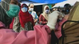 Wali Kota Bandarlampung Eva Dwiana menyaksikan salah satu pedagang Pasar Cimeng dites antigen petugas medis Dinkes setempat, Sabtu (12/2). Foto: Netizenku.com 