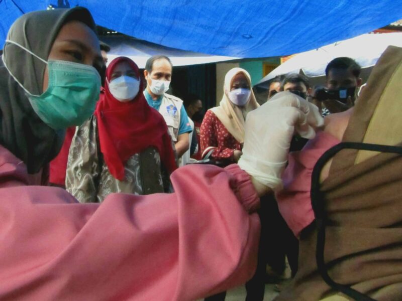 Wali Kota Bandarlampung Eva Dwiana menyaksikan salah satu pedagang Pasar Cimeng dites antigen petugas medis Dinkes setempat, Sabtu (12/2). Foto: Netizenku.com 