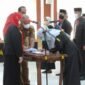 Wali Kota Bandarlampung Eva Dwiana memimpin acara pelantikan sekaligus pengambilan sumpah jabatan pejabat struktural dan fungsional di Gedung Semergou Kantor Pemerintah Kota Bandarlampung, Selasa (15/2). Foto: Netizenku.com