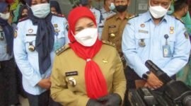 Wali Kota Bandarlampung Eva Dwiana (tengah), Kepala Lapas Perempuan Kelas IIA Bandarlampung, Putranti Rahayu (kiri), usai serah terima bantuan alat keterampilan warga binaan, Senin (31/1). Foto: Netizenku.com