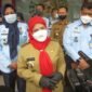Wali Kota Bandarlampung Eva Dwiana (tengah), Kepala Lapas Perempuan Kelas IIA Bandarlampung, Putranti Rahayu (kiri), usai serah terima bantuan alat keterampilan warga binaan, Senin (31/1). Foto: Netizenku.com