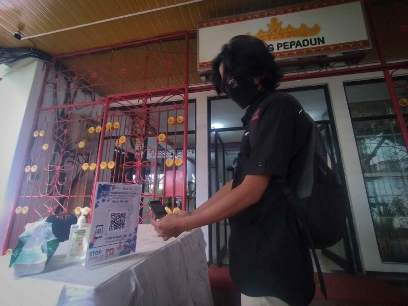 Pemkot Bandarlampung menerapkan aplikasi PeduliLindungi di Gedung Pepadun Pemkot setempat, Rabu (2/2). Foto: Netizenku.com