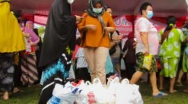 Masyarakat Kelurahan Sawah Brebes, Tanjungkarang Timur, membeli kebutuhan sembako di pasar murah Pemkot Bandarlampung, Rabu (2/2). Foto: Netizenku.com