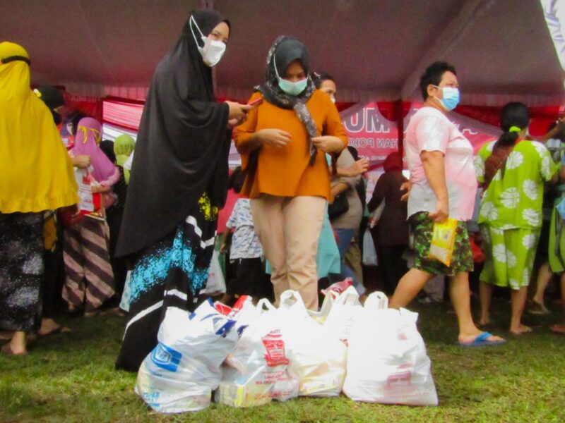 Masyarakat Kelurahan Sawah Brebes, Tanjungkarang Timur, membeli kebutuhan sembako di pasar murah Pemkot Bandarlampung, Rabu (2/2). Foto: Netizenku.com