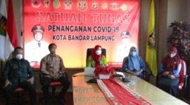 Wali Kota Bandarlampung Eva Dwiana (tengah) memimpin konferensi pers Tim Satgas Covid-19 dan Tim Yustisi Covid-19 di Ruang Rapat Wali Kota, Kamis (3/2). Foto: Netizenku.com