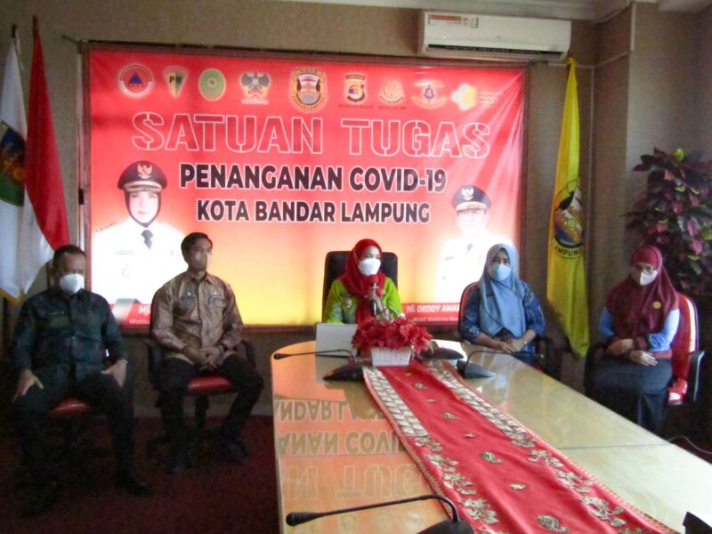 Wali Kota Bandarlampung Eva Dwiana (tengah) memimpin konferensi pers Tim Satgas Covid-19 dan Tim Yustisi Covid-19 di Ruang Rapat Wali Kota, Kamis (3/2). Foto: Netizenku.com