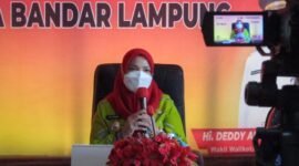 Wali Kota Bandarlampung Eva Dwiana saat konferensi pers di Ruang Rapat Wali Kota, Kamis (3/2). Foto: Netizenku.com