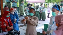 Tim Satgas Percepatan Penanganan Covid-19 Kota Bandarlampung melakukan tes antigen kepada siswa yang mengikuti PTM terbatas di sekolah, Kamis (3/2). Foto: Dok. Tim Satgas Covid-19