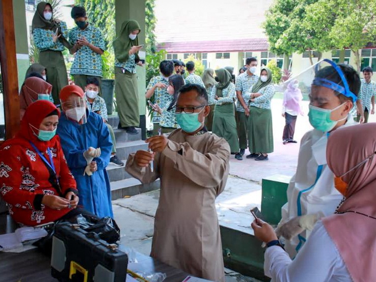 Tim Satgas Percepatan Penanganan Covid-19 Kota Bandarlampung melakukan tes antigen kepada siswa yang mengikuti PTM terbatas di sekolah, Kamis (3/2). Foto: Dok. Tim Satgas Covid-19