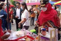 Wali Kota Bandarlampung Eva Dwiana saat meninjau wisata kuliner Taman UMKM Bung Karno, Jalan Gatot Subroto, Minggu (6/2). Foto: Netizenku.com