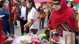 Wali Kota Bandarlampung Eva Dwiana saat meninjau wisata kuliner Taman UMKM Bung Karno, Jalan Gatot Subroto, Minggu (6/2). Foto: Netizenku.com