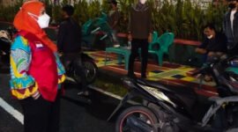 Wali Kota Bandarlampung Eva Dwiana membubarkan kerumunan di angkringan seputaran Lungsir depan Masjid Agung Al Furqon, Sabtu (5/2) malam. Foto: IG @eva_dwiana