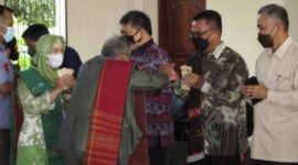 Wali Kota Bandarlampung Eva Dwiana diwakili Plh Sekda Bandarlampung Tole Dailami (dua dari kanan) bersama sejumlah Kepala OPD menghadiri acara Pesta Bona Taon, Minggu (6/2) siang di GSG Cio-cio Merga Silima, Tanjungsenang. Foto: Netizenku.com