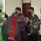 Wali Kota Bandarlampung Eva Dwiana diwakili Plh Sekda Bandarlampung Tole Dailami (dua dari kanan) bersama sejumlah Kepala OPD menghadiri acara Pesta Bona Taon, Minggu (6/2) siang di GSG Cio-cio Merga Silima, Tanjungsenang. Foto: Netizenku.com