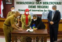 Wali Kota Bandarlampung Eva Dwiana dan Rektor Unila Prof Aom Karomani menandatangani perpanjangan perjanjian kerja sama di Gedung Rektorat Unila, Senin (7/2). Foto: Netizenku.com