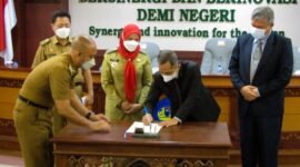 Wali Kota Bandarlampung Eva Dwiana dan Rektor Unila Prof Aom Karomani menandatangani perpanjangan perjanjian kerja sama di Gedung Rektorat Unila, Senin (7/2). Foto: Netizenku.com