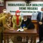 Wali Kota Bandarlampung Eva Dwiana dan Rektor Unila Prof Aom Karomani menandatangani perpanjangan perjanjian kerja sama di Gedung Rektorat Unila, Senin (7/2). Foto: Netizenku.com
