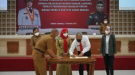 Wali Kota Bandarlampung Eva Dwiana dan Kajari Bandarlampung Abdullah Noer Deny menandatangani MoU Bidang Perdata dan Tata Usaha Negara di Aula Semergou, Senin (7/2). Foto: Dok. Humas
