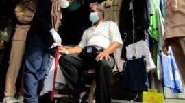 Petugas medis dari Dinas Kesehatan Bandarlampung memeriksa kesehatan salah satu supir angkutan umum sebelum divaksinasi Covid-19, Selasa (8/2). Foto: Netizenku.com