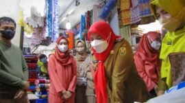 Wali Kota Bandarlampung Eva Dwiana (tengah) didampingi Plt Kadiskes Desti Mega Putri (kanan) melakukan pemeriksaan tes usap antigen bagi pedagang Bambu Kuning Trade Center (BTC), Selasa (8/2). Foto: Netizenku.com