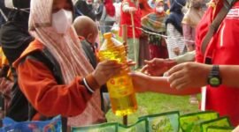 Pasar Murah Minyak Goreng dan Sembako diserbu warga Kemiling dan beberapa warga Pesawaran di Lapangan Maruja, Pinang Jaya, Kemiling, Kamis (17/2). Foto: Netizenku.com