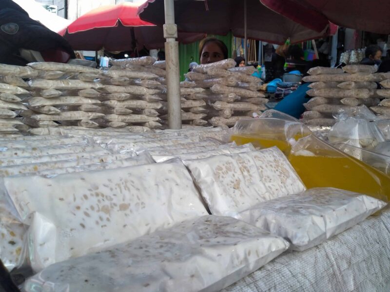 Pedagang tahu dan tempe di Pasar Tugu, Tanjungkarang Timur, Bandarlampung, Rabu (16/2). Foto: Netizenku.com
